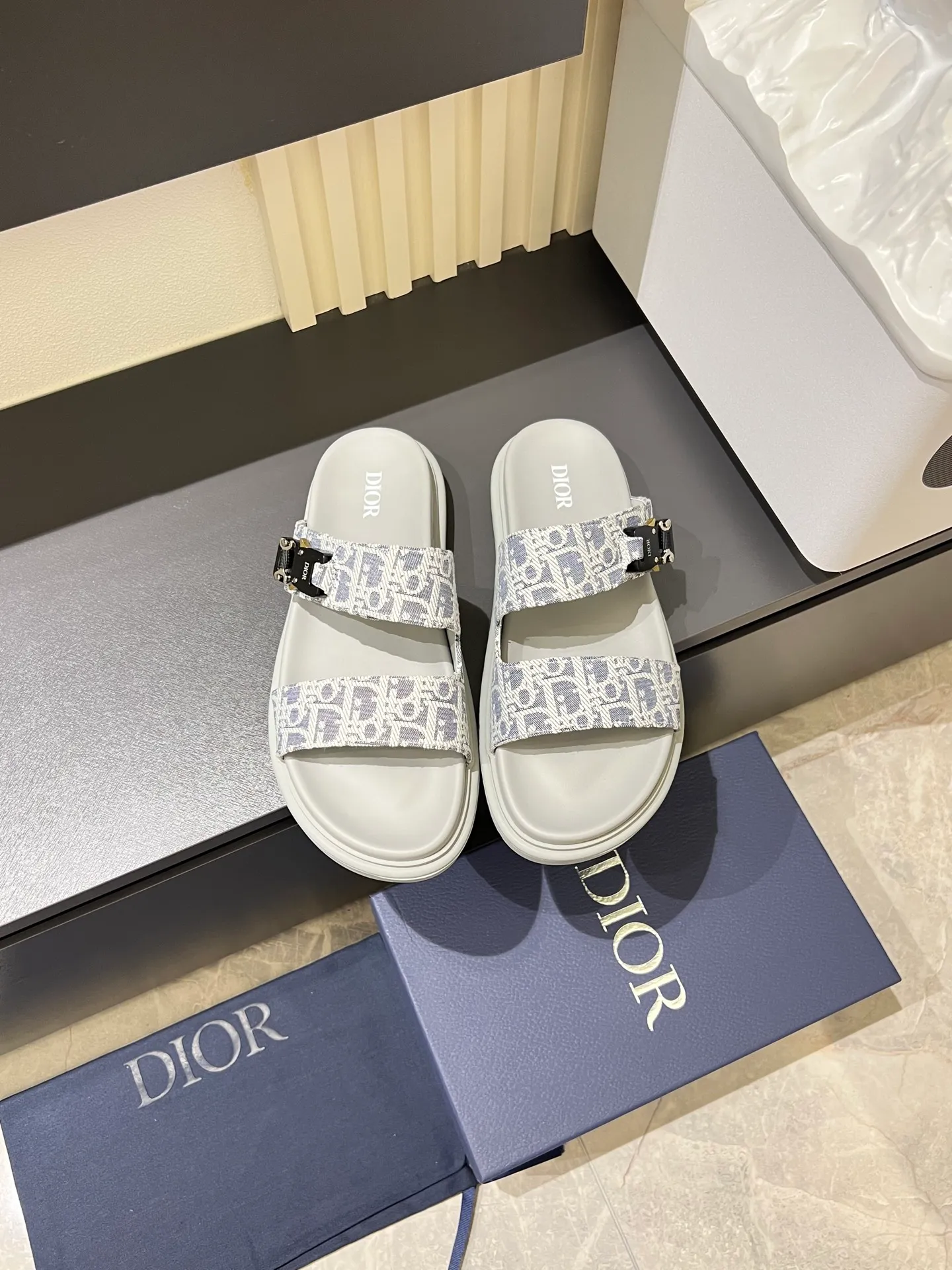 Men's Men's Shoes 💰p320 Dio* Men's Sandals Slippers. Showcasing Dior haute couture design. The Dior gray suede strap is accented with an aluminum Dior buckle for added style. Paired with a comfortable tonal notch sole, they pair easily with shorts or jeans for a sophisticated look. Main body: suede cow leather, technical fabric lining: cow leather, with adjustable straps, aluminum Dior buckle, Dior gray EVA insole, tonal notched rubber outsole splicing structure, size: 38-44 (customized at 45.46)